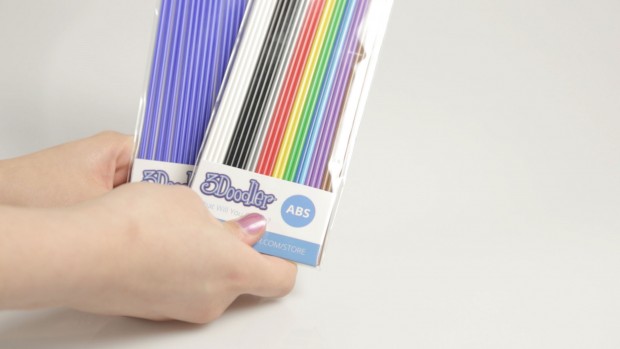 Der 3Doodler kann mit den Kunststoffen ABS und PLA betrieben werden.